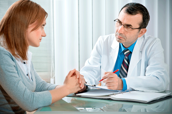 Женщина консультируется у врача 