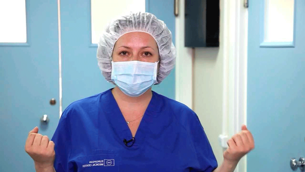 женщина врач готовится к удалению новообразования