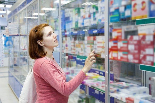 женщина в аптеке