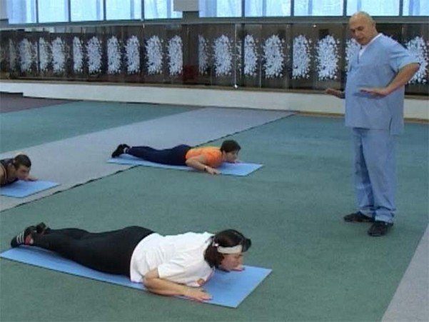 женщины выполняют упражнения при миоме по методу Бубновского